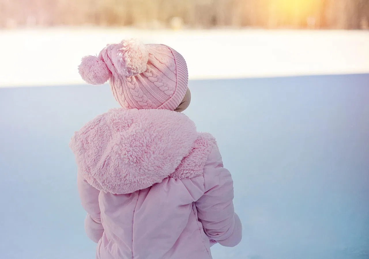 Warum ist ein Schneeanzug für Kinder im Winter wichtig?